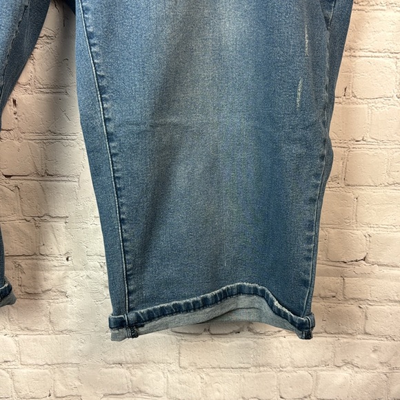 BloomChic Medium Wash Roll Hem Denim Capri Jeans Plus Size 26 (4X) & 16 (1X) - Picture 5 of 8